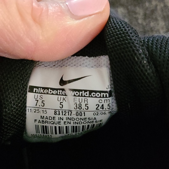 Nike - Picture 3 of 4